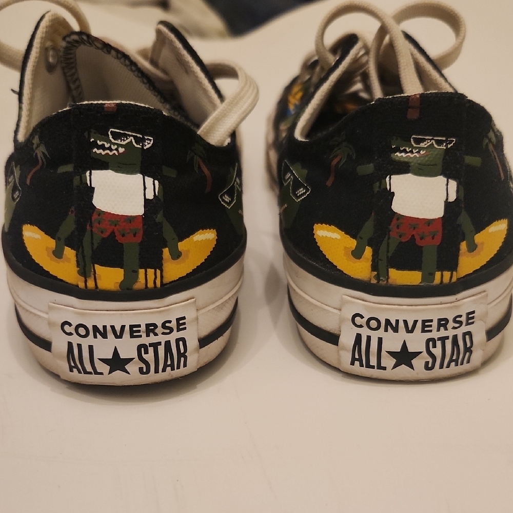 Converse Big Kids Sz 4 Black and White W/ Surfing Crocodiles - Picture 4 of 7